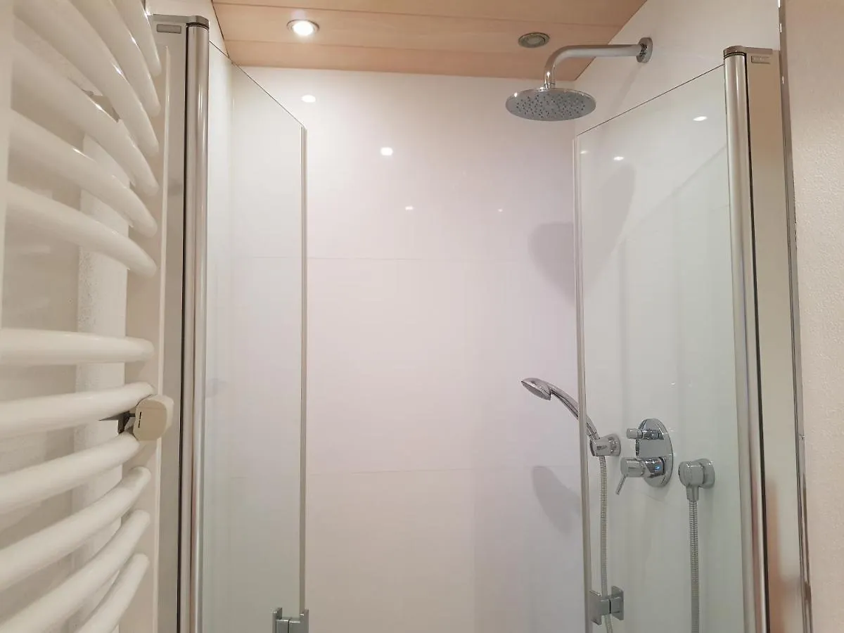 Schones Zimmer In Privatwohnung An Der U-Bahn, Geteiltes Bad, Eigenes Wc Monaco di Baviera